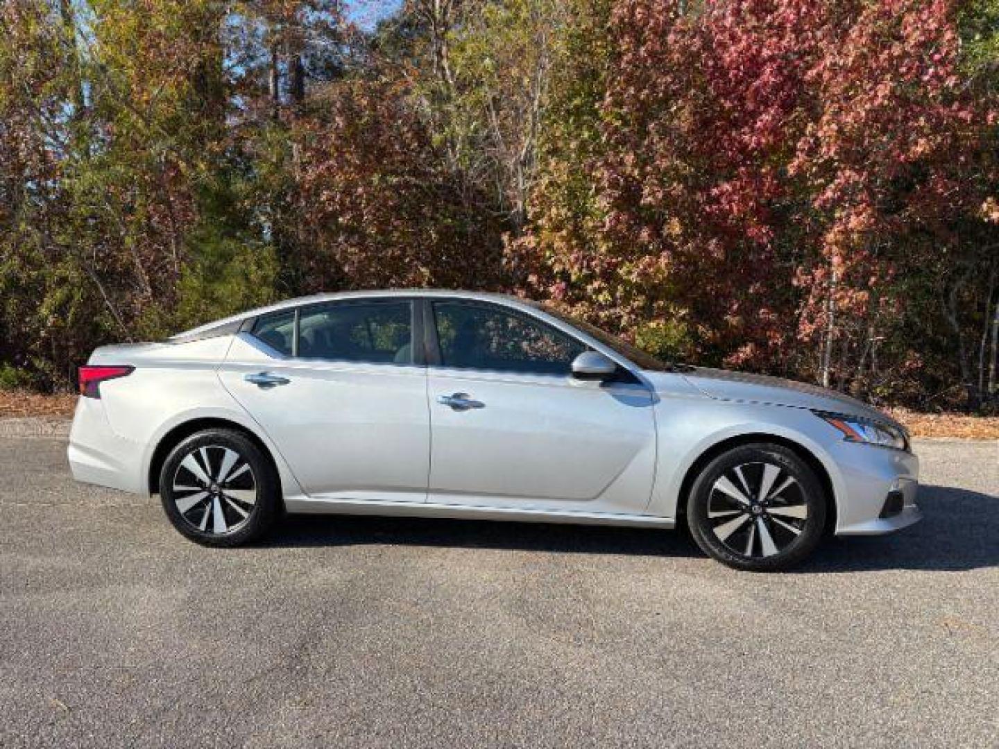 2022 /Charcoal Nissan Altima 2.5 SV (1N4BL4DV4NN) with an 2.5L L4 DOHC 16V engine, Continuously Variable Transmission transmission, located at 2761 East Hwy 501, Conway, SC, 29526, (843) 331-1151, 33.781528, -78.989883 - 2022 Nissan Altima 2.5 SV - Photo#2