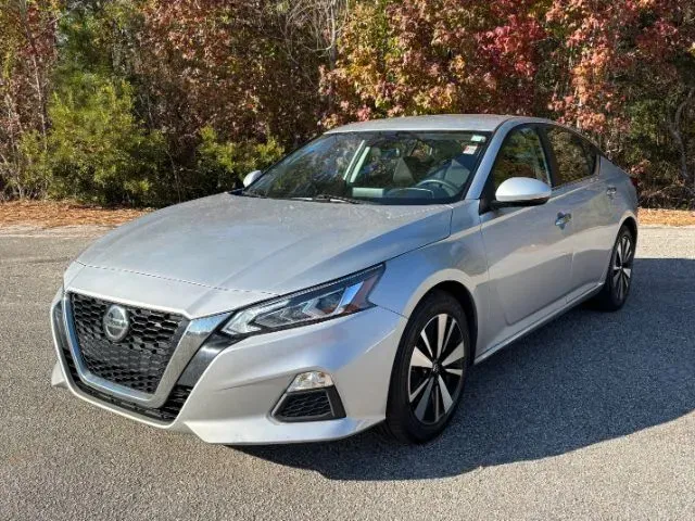 photo of 2022 Nissan Altima 2.5 SV