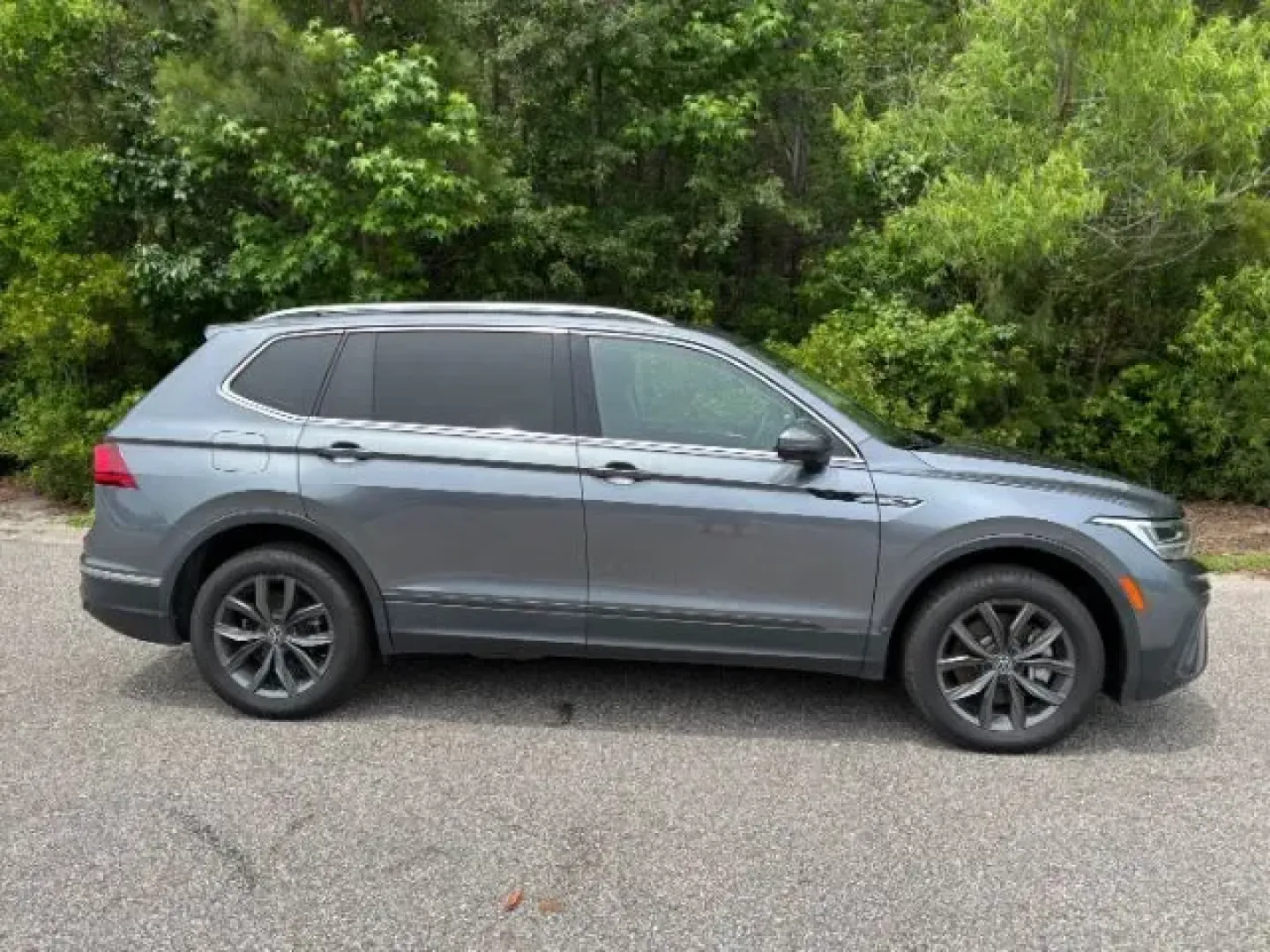 2022 /BLACK LEATHER Volkswagen Tiguan SE (3VV3B7AX6NM) with an 2.0L L4 DOHC 16V TURBO engine, 8-Speed Automatic transmission, located at 9146 Ocean Hwy West, Calabash, NC, 28467, (910) 579-1110, 33.928635, -78.576157 - 2022 Volkswagen Tiguan SE - Photo#2
