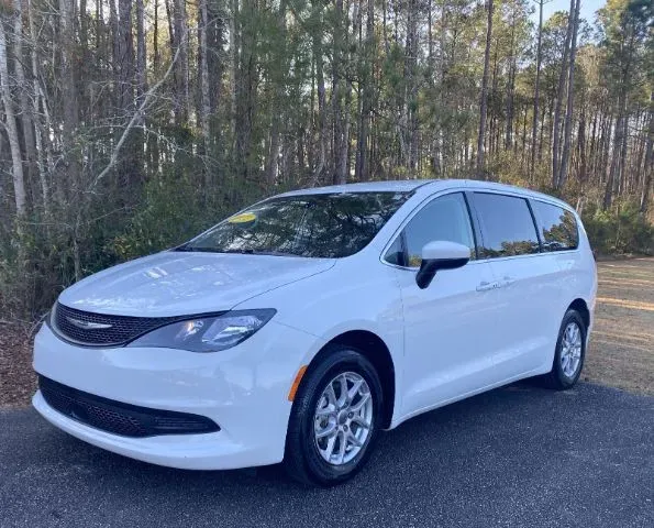 photo of 2022 Chrysler Voyager LX