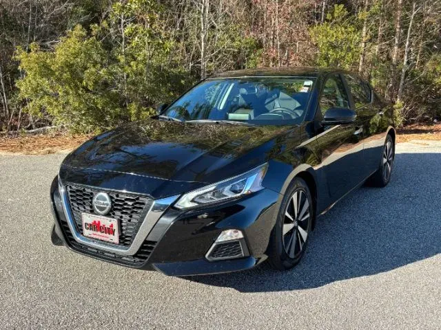 photo of 2022 Nissan Altima 2.5 SV
