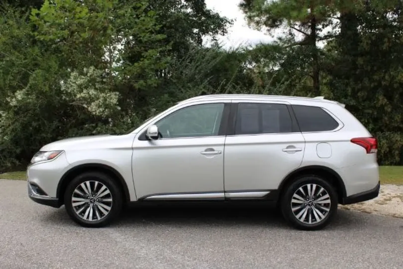 2020 /Black, leather Mitsubishi Outlander SEL 2WD (JA4AD3A33LZ) with an 2.4L L4 DOHC 16V engine, Continuously Variabl transmission, located at 3598 James B White Hwy South, Whiteville, NC, 28472, (910) 642-3196, 34.294846, -78.732613 - Are you in search of the perfect SUV to elevate your lifestyle and tackle everyday adventures? Look no further than the 2020 Mitsubishi Outlander SEL 2WD, available now at Car City - Whitesville. Whether you're commuting to work, running errands, or taking the family on weekend road trips, this vers - Photo#4