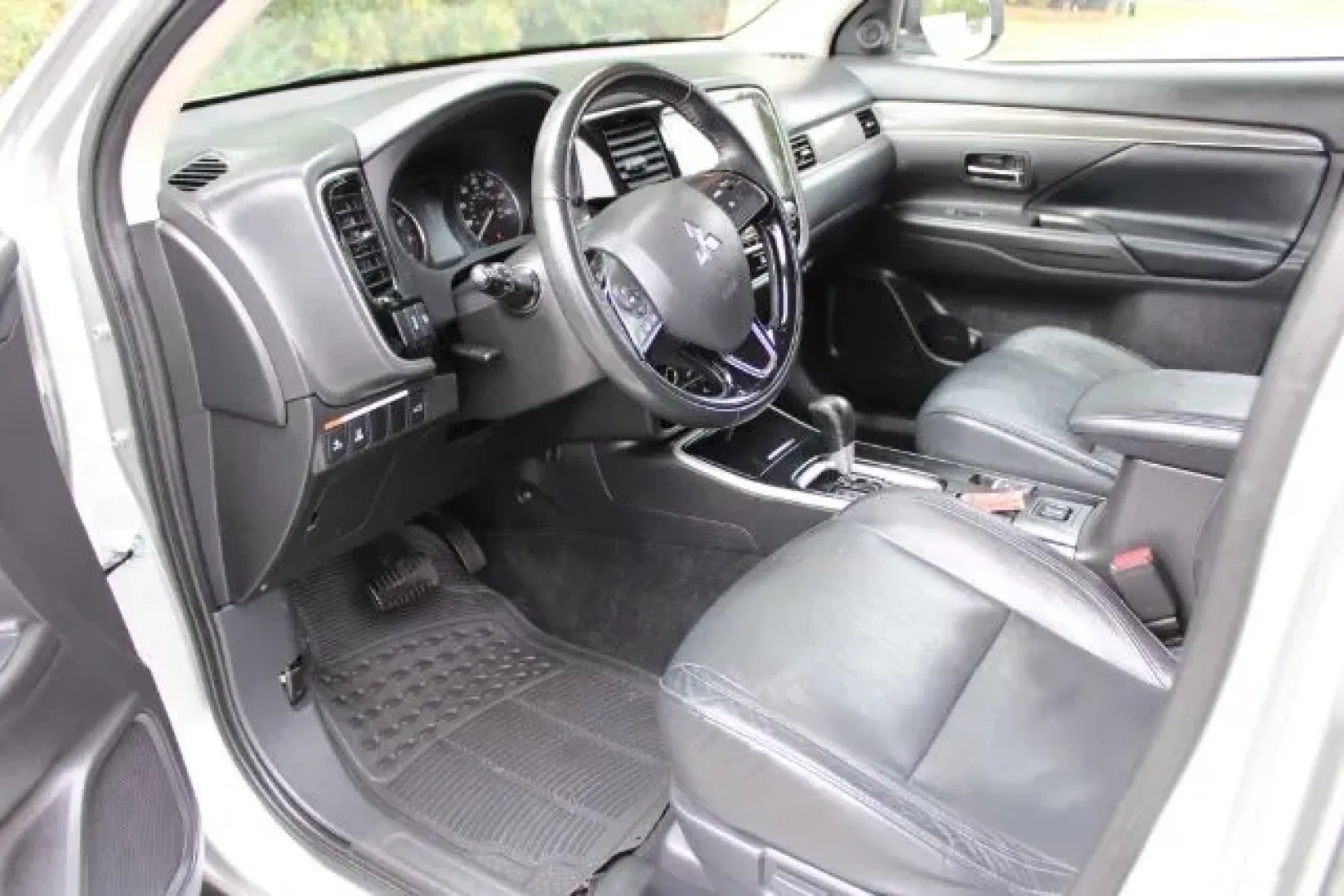 2020 /Black, leather Mitsubishi Outlander SEL 2WD (JA4AD3A33LZ) with an 2.4L L4 DOHC 16V engine, Continuously Variabl transmission, located at 3598 James B White Hwy South, Whiteville, NC, 28472, (910) 642-3196, 34.294846, -78.732613 - Are you in search of the perfect SUV to elevate your lifestyle and tackle everyday adventures? Look no further than the 2020 Mitsubishi Outlander SEL 2WD, available now at Car City - Whitesville. Whether you're commuting to work, running errands, or taking the family on weekend road trips, this vers - Photo#7