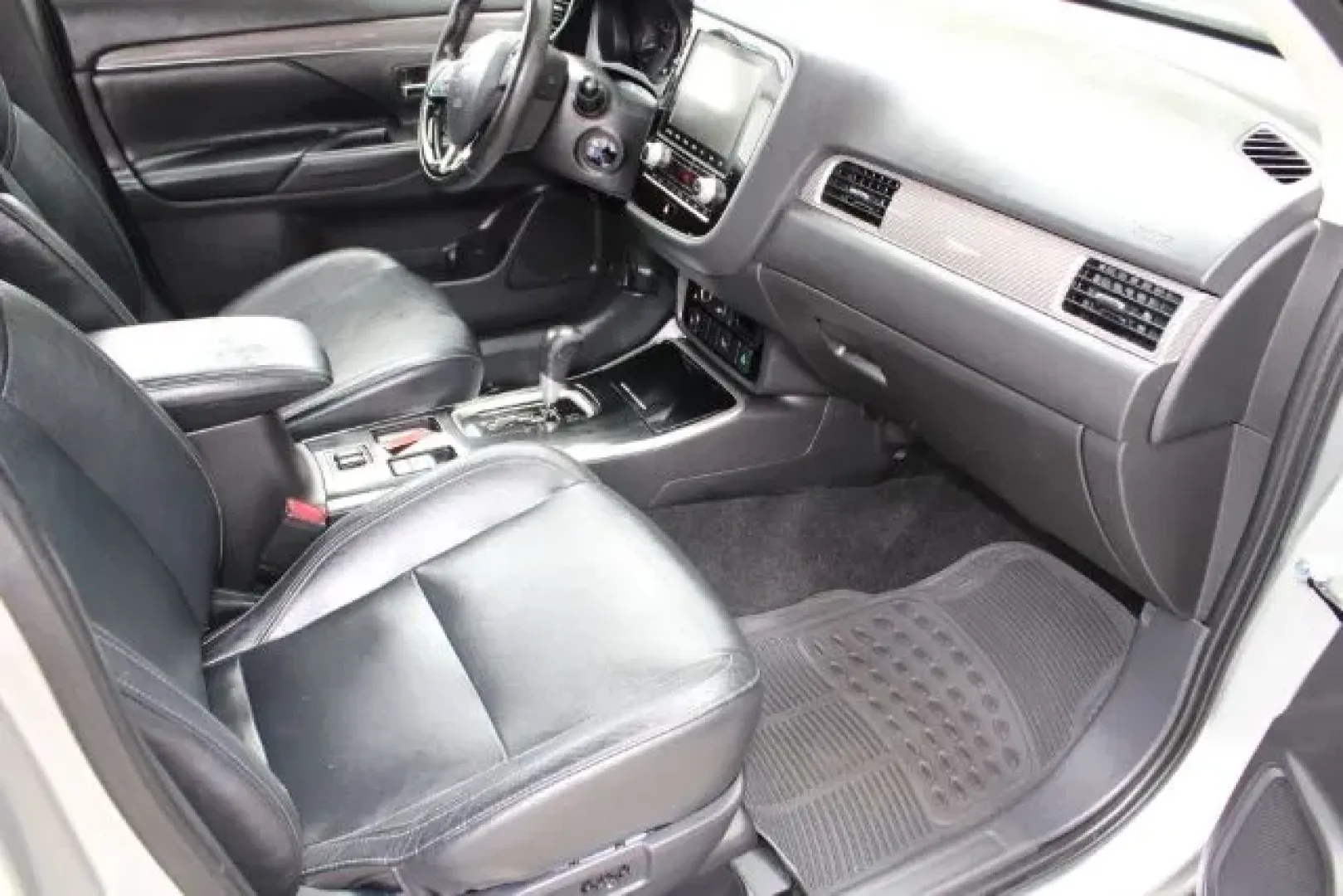 2020 /Black, leather Mitsubishi Outlander SEL 2WD (JA4AD3A33LZ) with an 2.4L L4 DOHC 16V engine, Continuously Variabl transmission, located at 3598 James B White Hwy South, Whiteville, NC, 28472, (910) 642-3196, 34.294846, -78.732613 - Are you in search of the perfect SUV to elevate your lifestyle and tackle everyday adventures? Look no further than the 2020 Mitsubishi Outlander SEL 2WD, available now at Car City - Whitesville. Whether you're commuting to work, running errands, or taking the family on weekend road trips, this vers - Photo#8