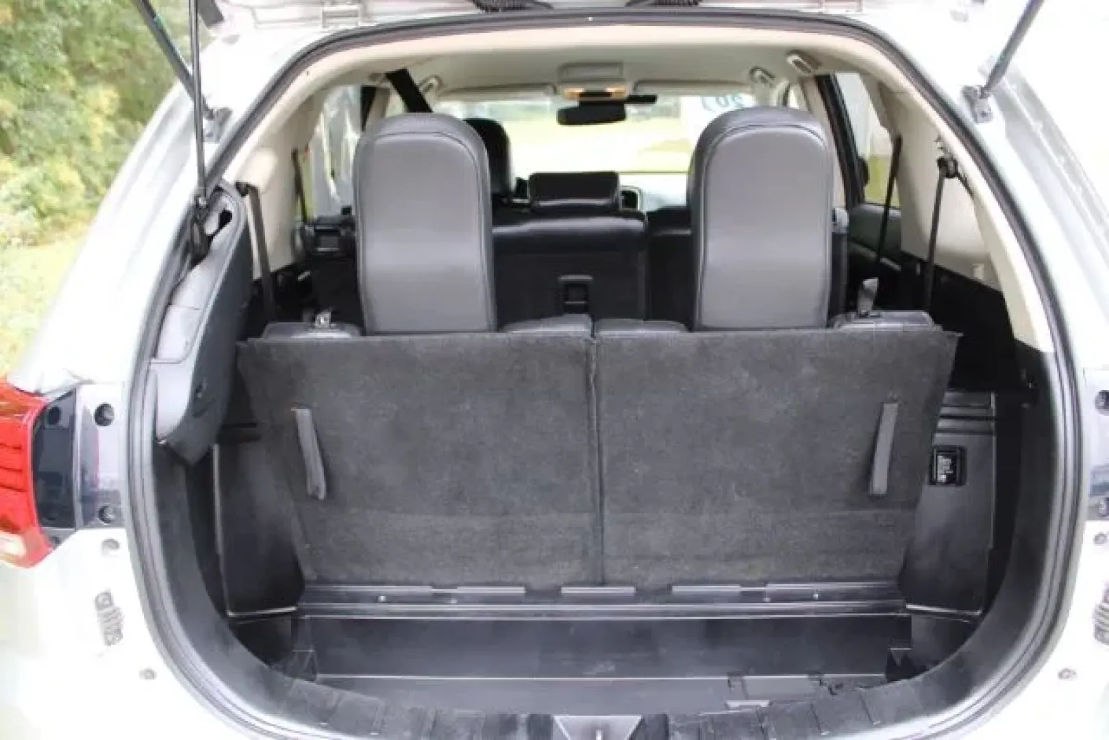 2020 /Black, leather Mitsubishi Outlander SEL 2WD (JA4AD3A33LZ) with an 2.4L L4 DOHC 16V engine, Continuously Variabl transmission, located at 3598 James B White Hwy South, Whiteville, NC, 28472, (910) 642-3196, 34.294846, -78.732613 - Are you in search of the perfect SUV to elevate your lifestyle and tackle everyday adventures? Look no further than the 2020 Mitsubishi Outlander SEL 2WD, available now at Car City - Whitesville. Whether you're commuting to work, running errands, or taking the family on weekend road trips, this vers - Photo#10