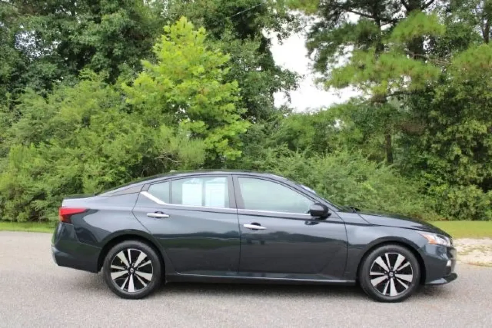 2022 /Charcoal Nissan Altima 2.5 SV (1N4BL4DV6NN) with an 2.5L L4 DOHC 16V engine, Continuously Variabl transmission, located at 3598 James B White Hwy South, Whiteville, NC, 28472, (910) 642-3196, 34.294846, -78.732613 - Looking for the perfect blend of style, comfort, and performance? Look no further than this stunning 2022 Nissan Altima 2.5 SV, now available at Car City - Whitesville. Ideal for those long commuter journeys or weekend adventures, this sedan is not just a mode of transport-it's a lifestyle upgrade. - Photo#3