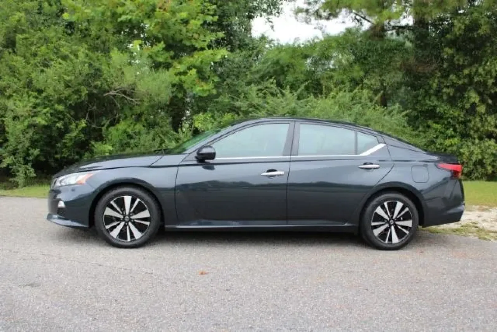2022 /Charcoal Nissan Altima 2.5 SV (1N4BL4DV6NN) with an 2.5L L4 DOHC 16V engine, Continuously Variabl transmission, located at 3598 James B White Hwy South, Whiteville, NC, 28472, (910) 642-3196, 34.294846, -78.732613 - Looking for the perfect blend of style, comfort, and performance? Look no further than this stunning 2022 Nissan Altima 2.5 SV, now available at Car City - Whitesville. Ideal for those long commuter journeys or weekend adventures, this sedan is not just a mode of transport-it's a lifestyle upgrade. - Photo#4