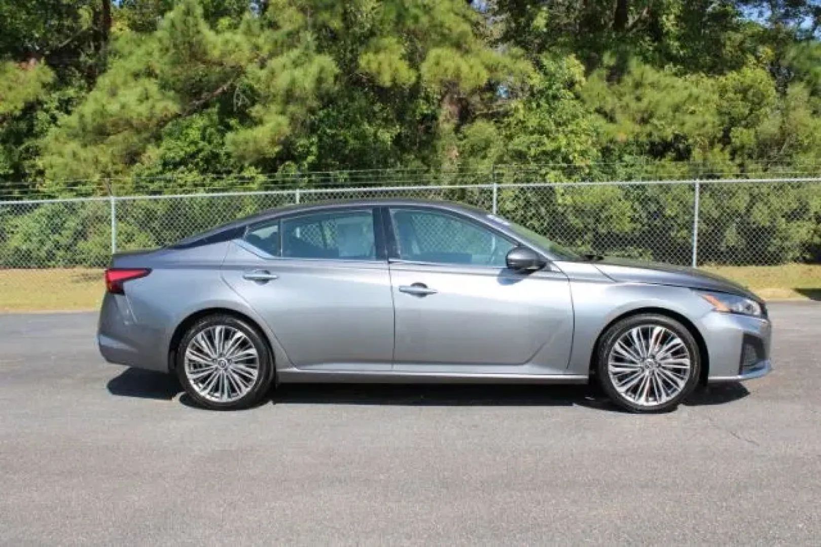 2023 Nissan Altima 2.5 SL (1N4BL4EV8PN) with an 2.5L L4 DOHC 16V engine, Continuously Variable Transmission transmission, located at 3598 James B White Hwy South, Whiteville, NC, 28472, (910) 642-3196, 34.294846, -78.732613 - 2023 Nissan Altima 2.5 SL - Photo#4