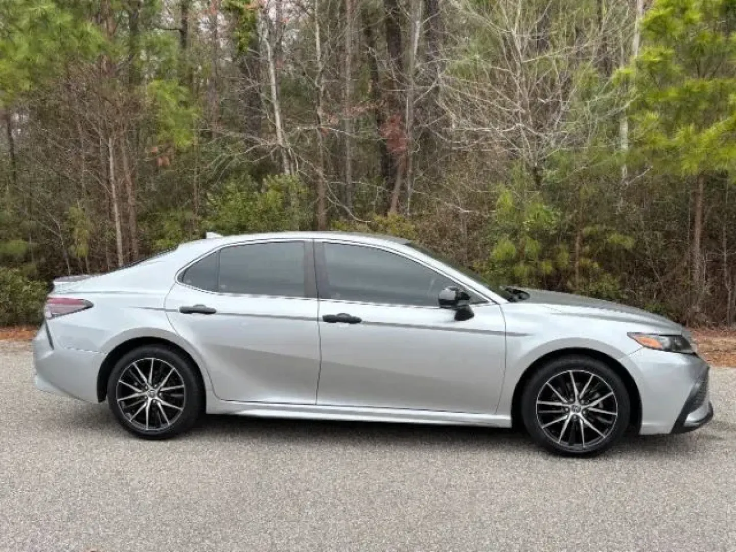 2021 /Black, leatherette/c Toyota Camry SE (4T1G11AK4MU) with an 2.5L L4 DOHC 16V engine, 8-Speed Automatic transmission, located at 2761 East Hwy 501, Conway, SC, 29526, (843) 331-1151, 33.781528, -78.989883 - 2021 Toyota Camry SE - Photo#2