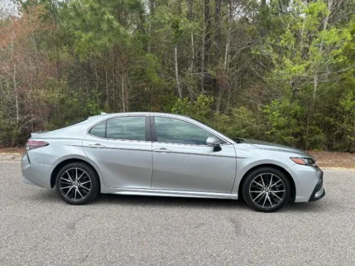 2022 /Black Toyota Camry SE | SE Nightshade Edition (4T1G11AK7NU) with an 2.5L I-4 port/direct injection engine, located at 2761 East Hwy 501, Conway, SC, 29526, (843) 331-1151, 33.781528, -78.989883 - 2022 Toyota Camry SE | SE Nightshade Edition - Photo#2