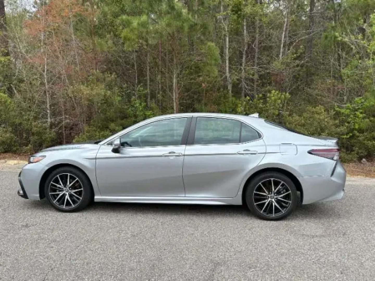 2022 /Black Toyota Camry SE | SE Nightshade Edition (4T1G11AK7NU) with an 2.5L I-4 port/direct injection engine, located at 2761 East Hwy 501, Conway, SC, 29526, (843) 331-1151, 33.781528, -78.989883 - 2022 Toyota Camry SE | SE Nightshade Edition - Photo#1