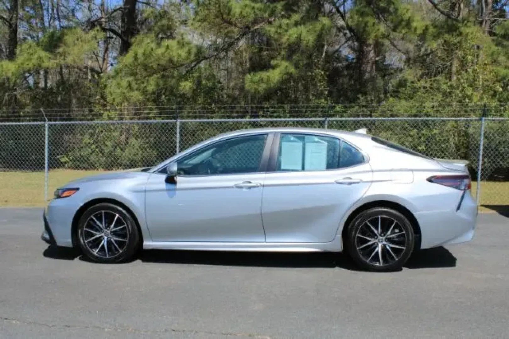 2022 Toyota Camry SE | SE Nightshade Edition (4T1G11AKXNU) with an 2.5L I-4 port/direct injection engine, located at 3598 James B White Hwy South, Whiteville, NC, 28472, (910) 642-3196, 34.294846, -78.732613 - 2022 Toyota Camry SE | SE Nightshade Edition - Photo#2