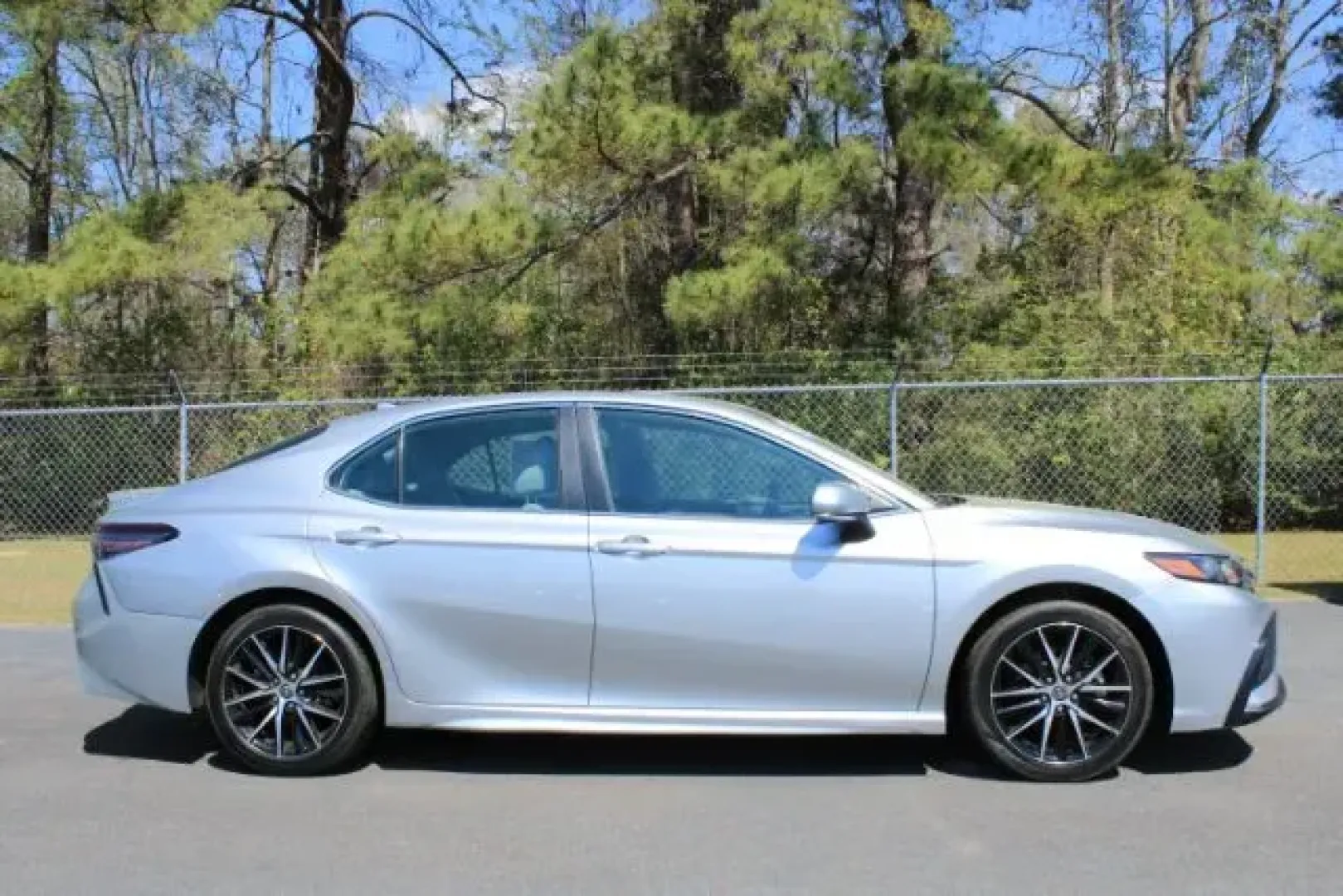 2022 Toyota Camry SE | SE Nightshade Edition (4T1G11AKXNU) with an 2.5L I-4 port/direct injection engine, located at 3598 James B White Hwy South, Whiteville, NC, 28472, (910) 642-3196, 34.294846, -78.732613 - 2022 Toyota Camry SE | SE Nightshade Edition - Photo#3