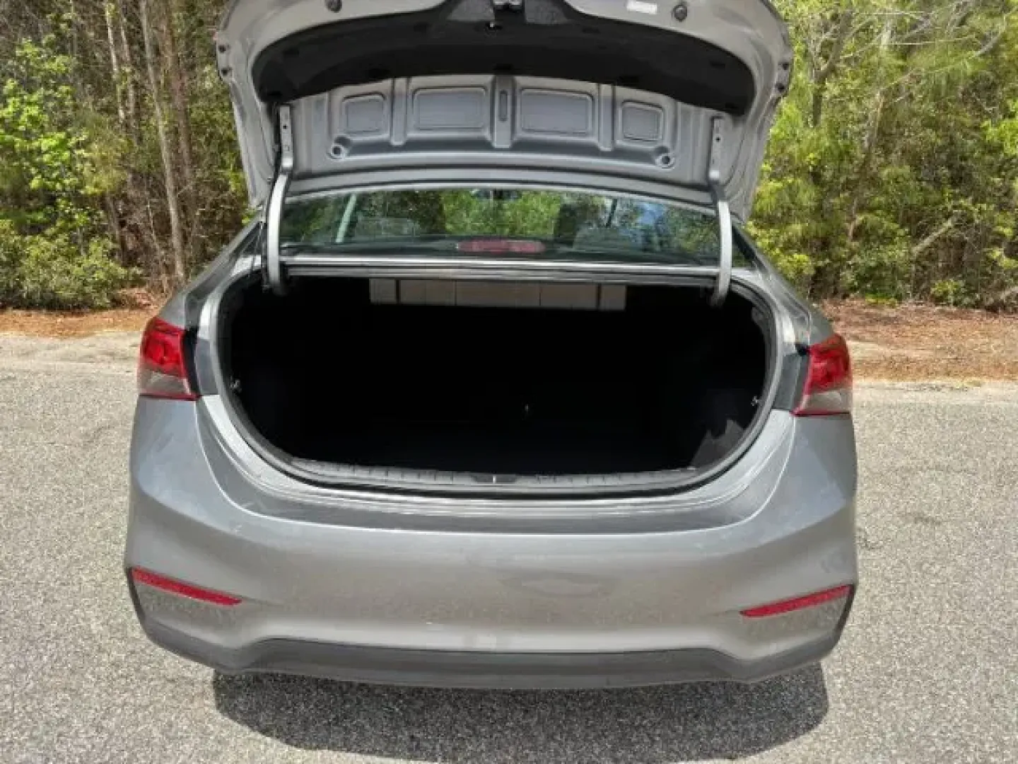 2021 /Black Hyundai Accent SE (3KPC24A60ME) with an Smartstream 1.6L I-4 port/direct injection engine, located at 9146 Ocean Hwy West, Calabash, NC, 28467, (910) 579-1110, 33.928635, -78.576157 - 2021 Hyundai Accent SE - Photo#8