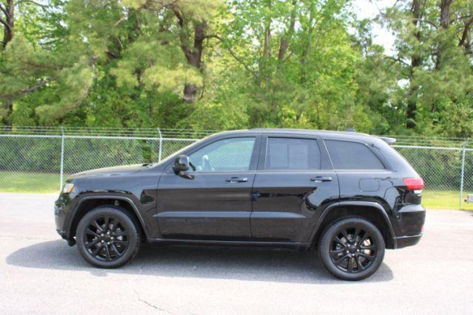 2019 Jeep Grand Cherokee Altitude 4x4 (1C4RJFAG9KC) with an Pentastar 3.6L V-6 DOHC engine, located at 3598 James B White Hwy South, Whiteville, NC, 28472, (910) 642-3196, 34.294846, -78.732613 - 2019 Jeep Grand Cherokee Altitude 4x4 - Photo#3