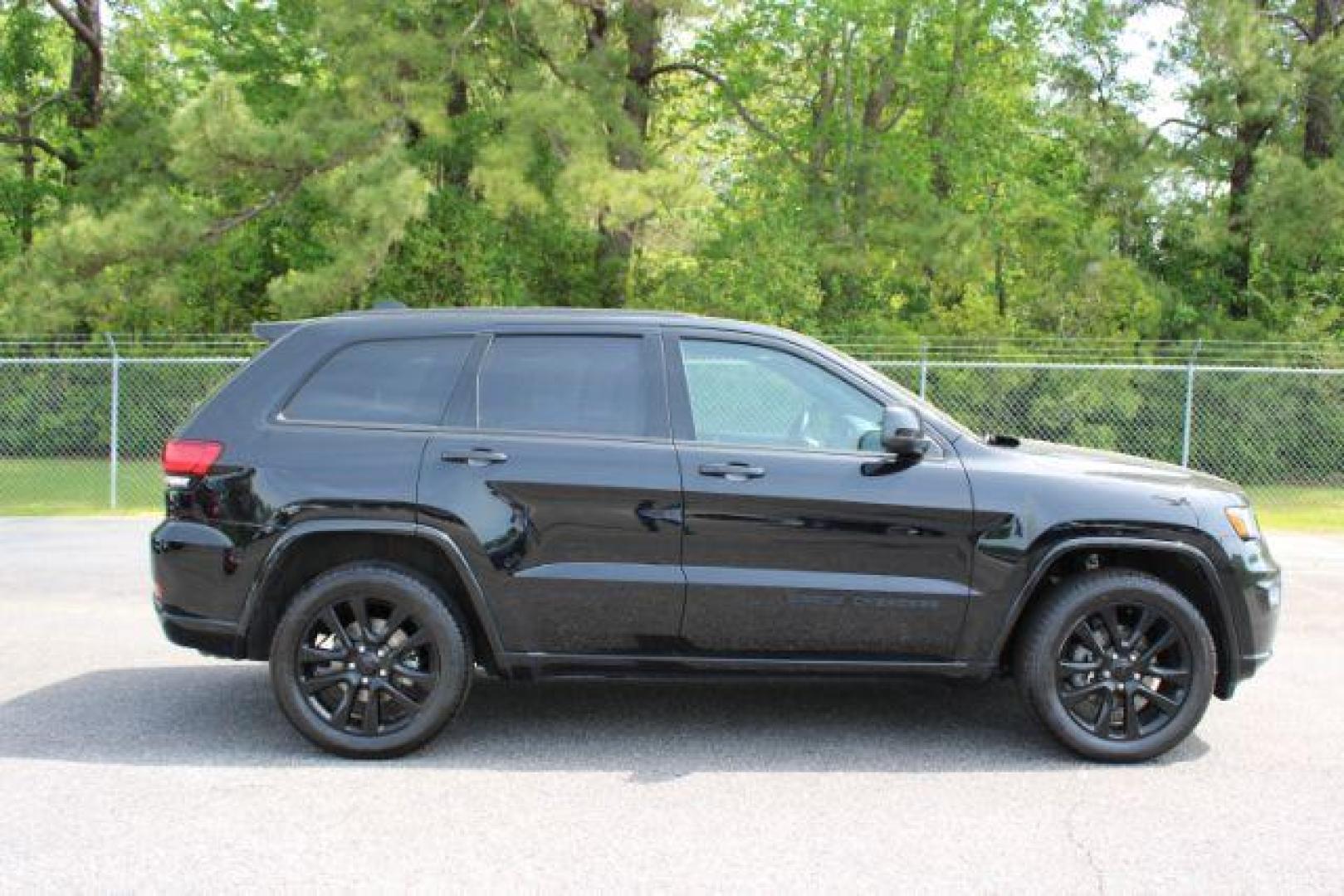 2019 Jeep Grand Cherokee Altitude 4x4 (1C4RJFAG9KC) with an Pentastar 3.6L V-6 DOHC engine, located at 3598 James B White Hwy South, Whiteville, NC, 28472, (910) 642-3196, 34.294846, -78.732613 - 2019 Jeep Grand Cherokee Altitude 4x4 - Photo#4