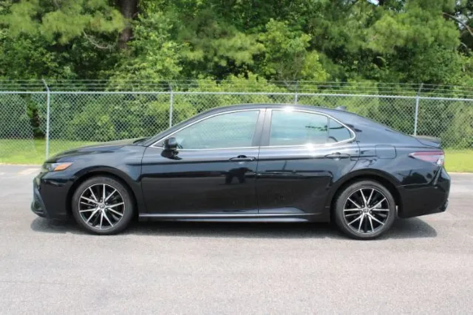 2022 Toyota Camry SE | SE Nightshade Edition (4T1G11AK2NU) with an 2.5L I-4 port/direct injection engine, located at 3598 James B White Hwy South, Whiteville, NC, 28472, (910) 642-3196, 34.294846, -78.732613 - 2022 Toyota Camry SE | SE Nightshade Edition - Photo#3