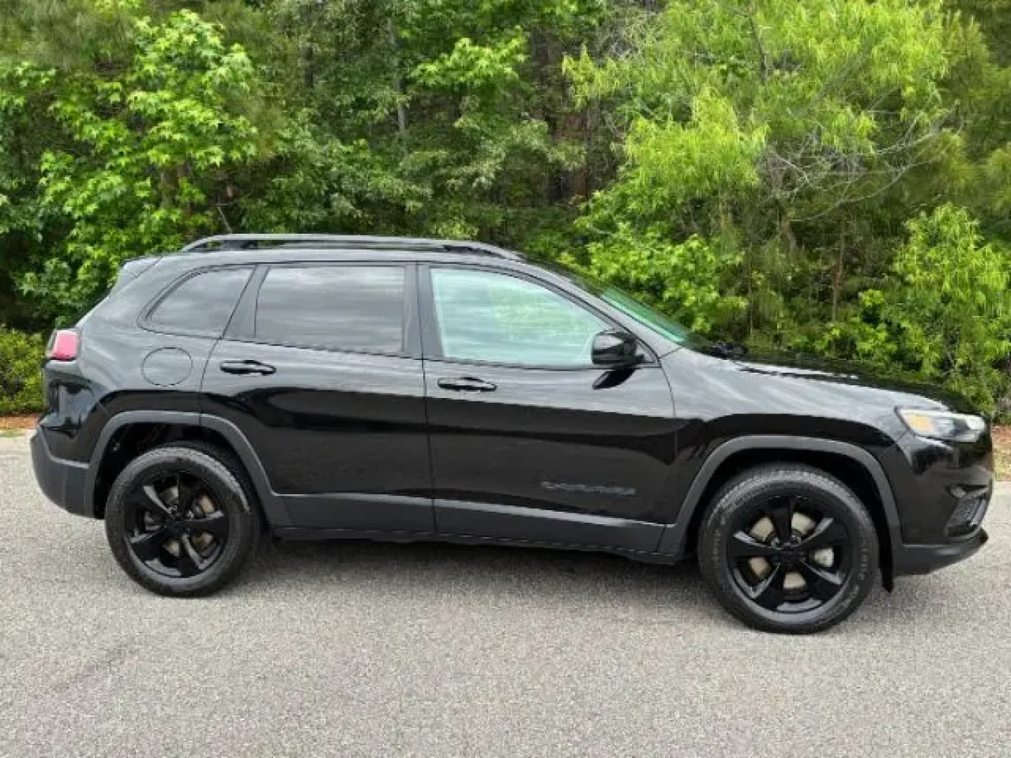 2019 /Black Jeep Cherokee Altitude 4x4 (1C4PJMLN3KD) with an Other engine, located at 2761 East Hwy 501, Conway, SC, 29526, (843) 331-1151, 33.781528, -78.989883 - **Discover the 2019 Jeep Cherokee Altitude 4x4: Your Ultimate Adventure Companion!**<br /> <br /> Are you ready to elevate your driving experience? The 2019 Jeep Cherokee Altitude 4x4 is the ideal crossover for those seeking adventure without compromising on comfort. Whether you're planning a weeken - Photo#2