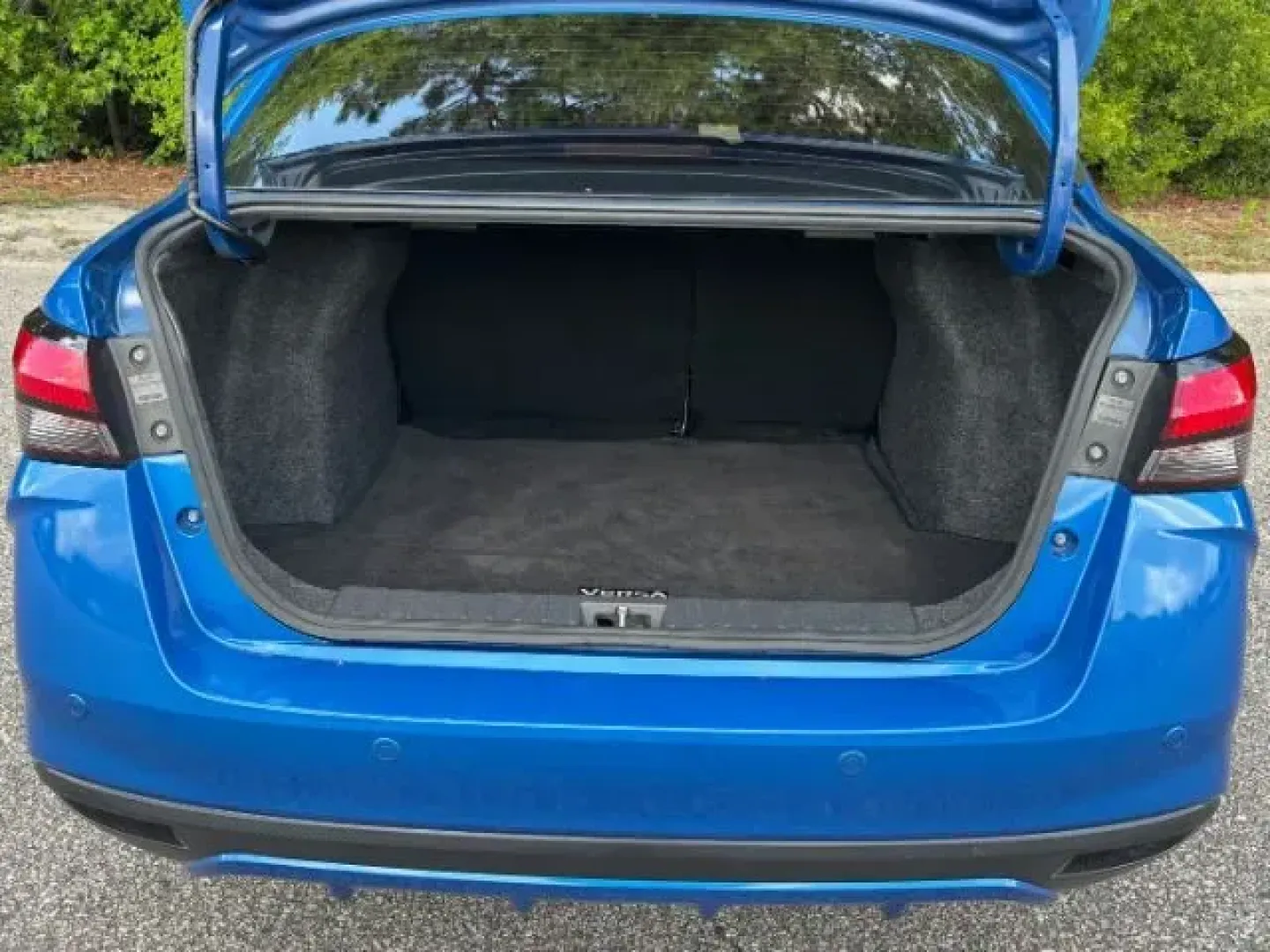 2021 /Graphite Nissan Versa SV Xtronic CVT (3N1CN8EV4ML) with an 1.6L I-4 DOHC engine, located at 2761 East Hwy 501, Conway, SC, 29526, (843) 331-1151, 33.781528, -78.989883 - 2021 Nissan Versa SV Xtronic CVT - Photo#9
