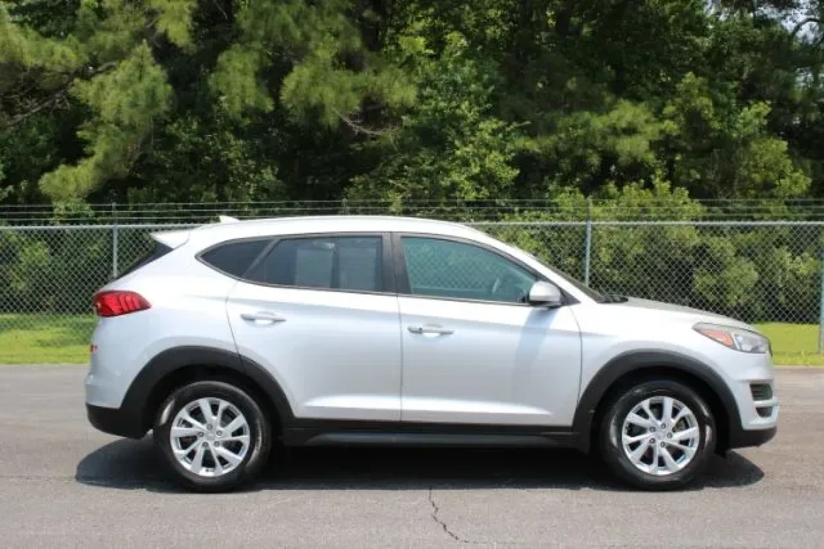 2019 /Gray, cloth Hyundai Tucson Value (KM8J33A40KU) with an 2.0L L4 DOHC 16V engine, 6-Speed Automatic transmission, located at 9146 Ocean Hwy West, Calabash, NC, 28467, (910) 579-1110, 33.928635, -78.576157 - 2019 Hyundai Tucson Value - Photo#4