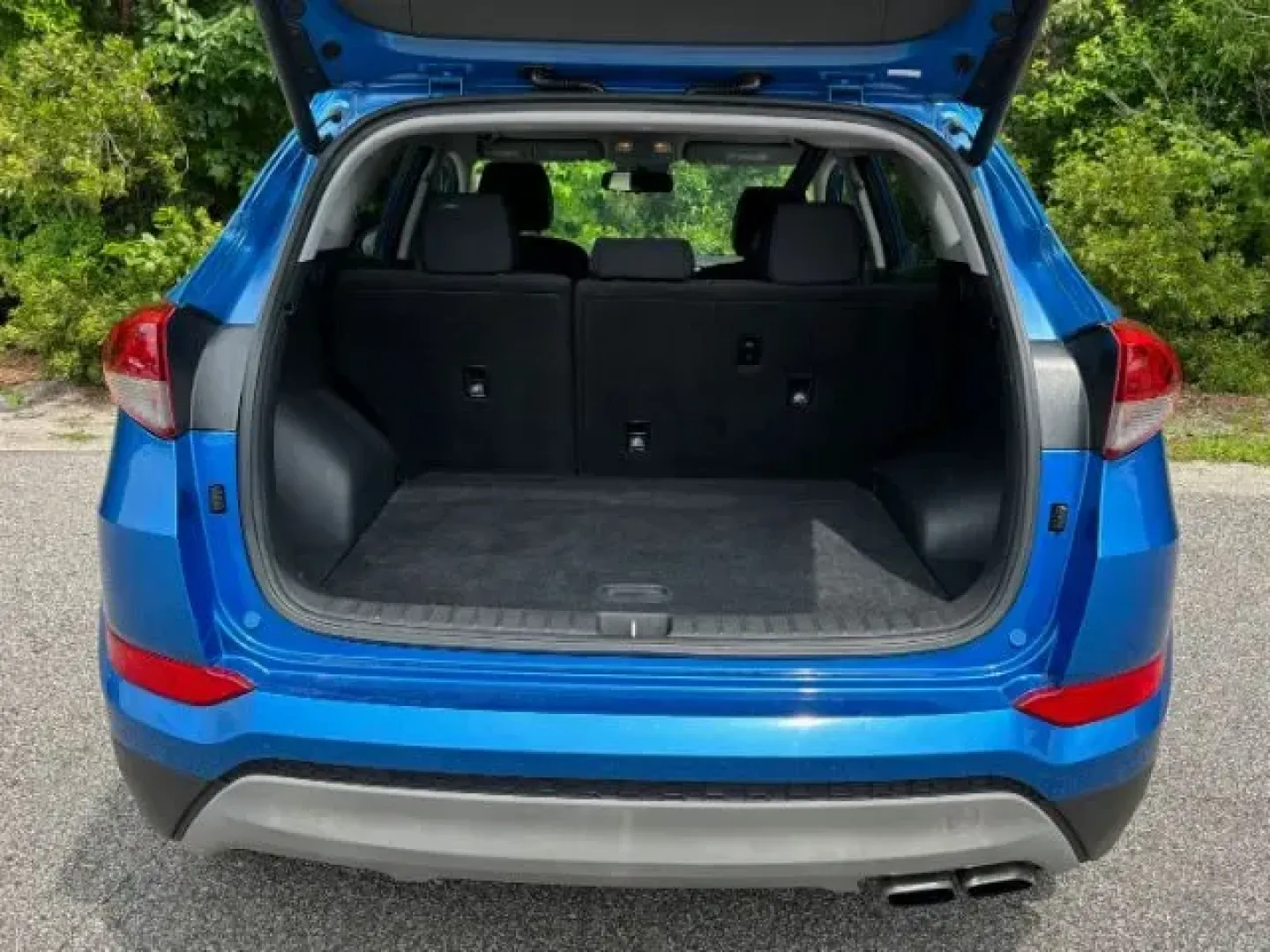 2017 /Black Hyundai Tucson Sport (KM8J3CA22HU) with an 1.6L I-4 gasoline direct injection engine, located at 2761 East Hwy 501, Conway, SC, 29526, (843) 331-1151, 33.781528, -78.989883 - 2017 Hyundai Tucson Sport - Photo#9