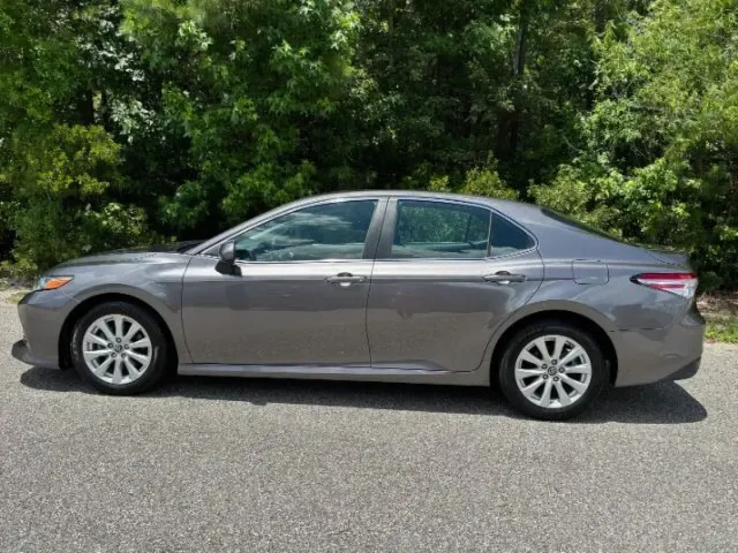 2018 /Ash Toyota Camry LE | SE | XLE | L (4T1B11HK5JU) with an 2.5L I-4 port/direct injection engine, located at 2761 East Hwy 501, Conway, SC, 29526, (843) 331-1151, 33.781528, -78.989883 - ### Drive in Comfort and Style-Explore the 2018 Toyota Camry at Car City - Conway!<br /> <br /> Are you in the market for an exceptional vehicle that perfectly balances style, comfort, and reliability? Look no further than this stunning **2018 Toyota Camry** available now at **Car City - Conway**! T - Photo#2