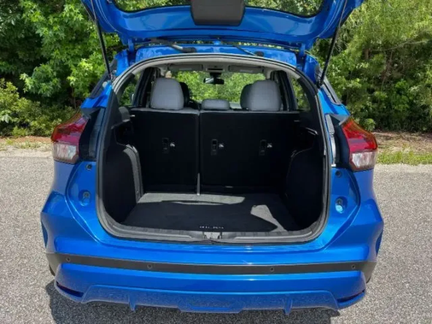 2023 /Charcoal Nissan Kicks SR Xtronic CVT (3N1CP5DVXPL) with an 1.6L I-4 DOHC engine, located at 2761 East Hwy 501, Conway, SC, 29526, (843) 331-1151, 33.781528, -78.989883 - **Elevate Your Daily Drive with the 2023 Nissan Kicks SR Perfect for Southern Living!**<br /> <br /> Are you ready to enhance your daily commute or weekend adventures? The 2023 Nissan Kicks SR Xtronic CVT is the perfect blend of comfort, style, and efficiency, making it an ideal choice for those li - Photo#10