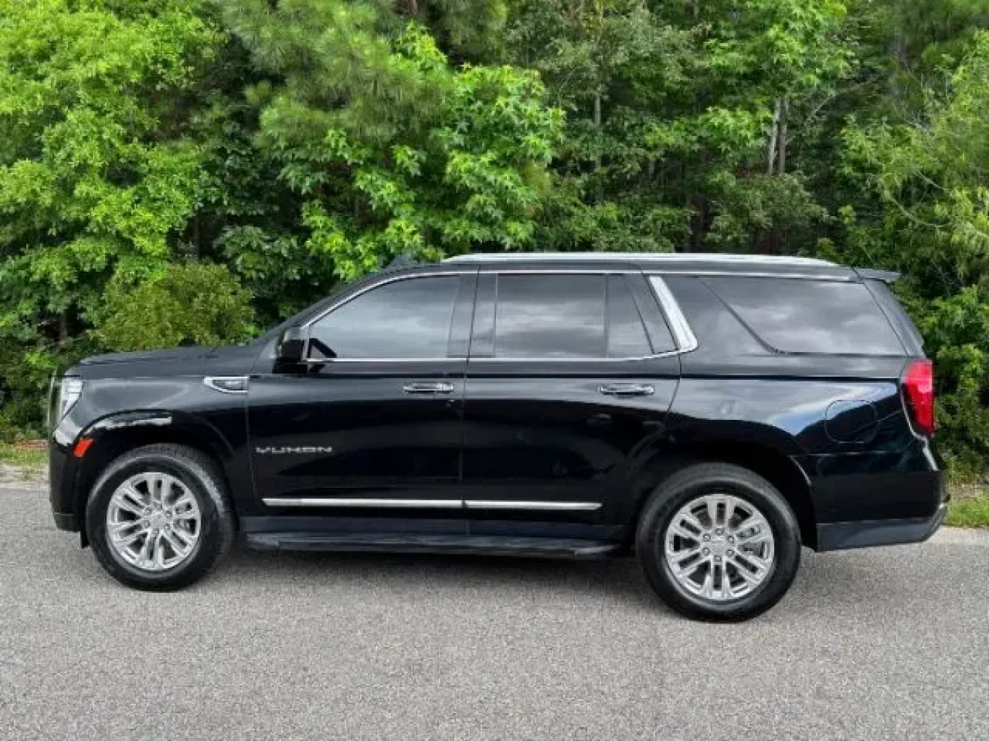 2021 /WALNUT LEATHER GMC Yukon SLT 2WD (1GKS1BKD7MR) with an 5.3L V8 OHV 16V engine, 10-Speed Automatic transmission, located at 2761 East Hwy 501, Conway, SC, 29526, (843) 331-1151, 33.781528, -78.989883 - **Explore Adventure in Style with the 2021 GMC Yukon SLT at Car City - Conway!**<br /> <br /> Are you ready to elevate your lifestyle with a vehicle that blends sophistication, comfort, and rugged capability? If you're a busy family seeking the perfect SUV for weekend getaways or a commuter looking - Photo#2