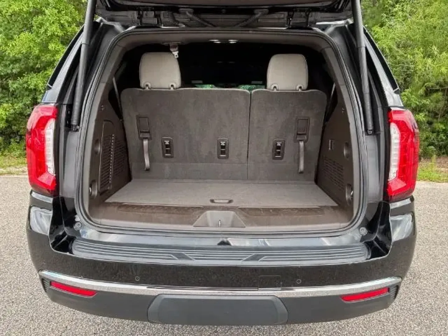 2021 /WALNUT LEATHER GMC Yukon SLT 2WD (1GKS1BKD7MR) with an 5.3L V8 OHV 16V engine, 10-Speed Automatic transmission, located at 2761 East Hwy 501, Conway, SC, 29526, (843) 331-1151, 33.781528, -78.989883 - **Explore Adventure in Style with the 2021 GMC Yukon SLT at Car City - Conway!**<br /> <br /> Are you ready to elevate your lifestyle with a vehicle that blends sophistication, comfort, and rugged capability? If you're a busy family seeking the perfect SUV for weekend getaways or a commuter looking - Photo#11