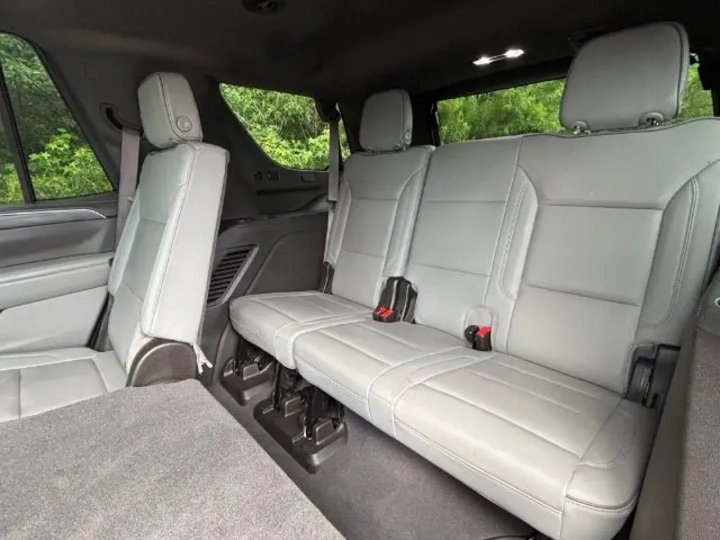2021 /WALNUT LEATHER GMC Yukon SLT 2WD (1GKS1BKD7MR) with an 5.3L V8 OHV 16V engine, 10-Speed Automatic transmission, located at 2761 East Hwy 501, Conway, SC, 29526, (843) 331-1151, 33.781528, -78.989883 - **Explore Adventure in Style with the 2021 GMC Yukon SLT at Car City - Conway!**<br /> <br /> Are you ready to elevate your lifestyle with a vehicle that blends sophistication, comfort, and rugged capability? If you're a busy family seeking the perfect SUV for weekend getaways or a commuter looking - Photo#10