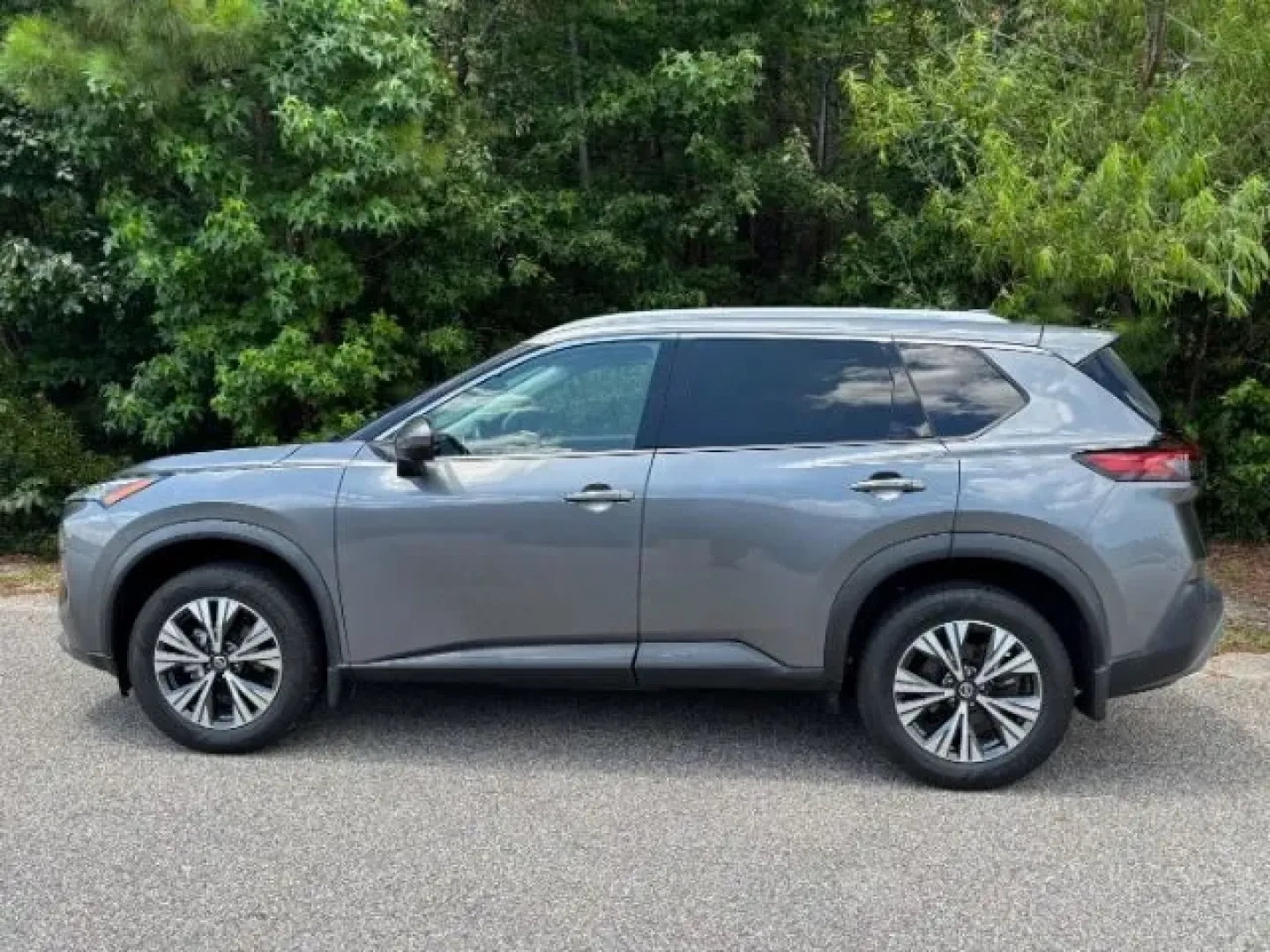 2021 Nissan Rogue SV FWD (5N1AT3BA0MC) with an 2.5L I-4 gasoline direct injection engine, located at 9146 Ocean Hwy West, Calabash, NC, 28467, (910) 579-1110, 33.928635, -78.576157 - **Experience Adventure and Comfort in the 2021 Nissan Rogue SV FWD at Car City - Conway**<br /> <br /> Are you in search of a versatile SUV that effortlessly blends comfort with adventure? Look no further than this stunning 2021 Nissan Rogue SV FWD, perfect for weekend getaways, family outings, or d - Photo#2