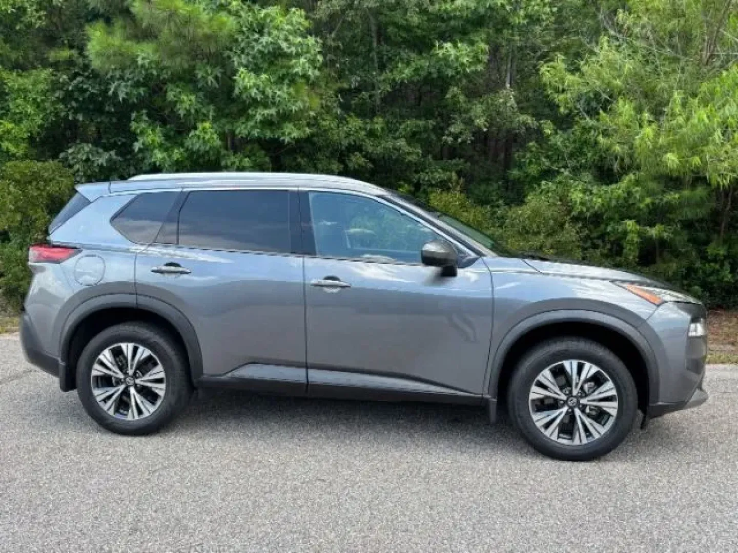 2021 Nissan Rogue SV FWD (5N1AT3BA0MC) with an 2.5L I-4 gasoline direct injection engine, located at 9146 Ocean Hwy West, Calabash, NC, 28467, (910) 579-1110, 33.928635, -78.576157 - **Experience Adventure and Comfort in the 2021 Nissan Rogue SV FWD at Car City - Conway**<br /> <br /> Are you in search of a versatile SUV that effortlessly blends comfort with adventure? Look no further than this stunning 2021 Nissan Rogue SV FWD, perfect for weekend getaways, family outings, or d - Photo#3
