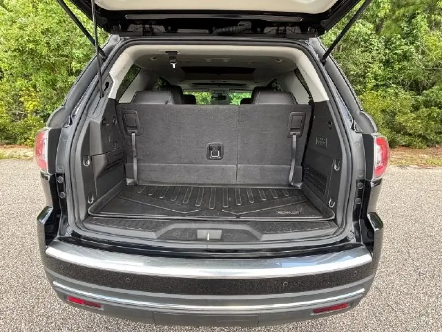 2017 /BLACK LEATHER GMC Acadia SUV (1GKKVSKD0HJ) with an Other engine, located at 2761 East Hwy 501, Conway, SC, 29526, (843) 331-1151, 33.781528, -78.989883 - ### Discover Your Next Adventure with the 2017 GMC Acadia Limited from Car City - Conway<br /> <br /> Are you ready to elevate your family road trips or weekend getaways? Look no further than this stunning 2017 GMC Acadia Limited, a perfect combination of style, comfort, and functionality. If you're - Photo#14