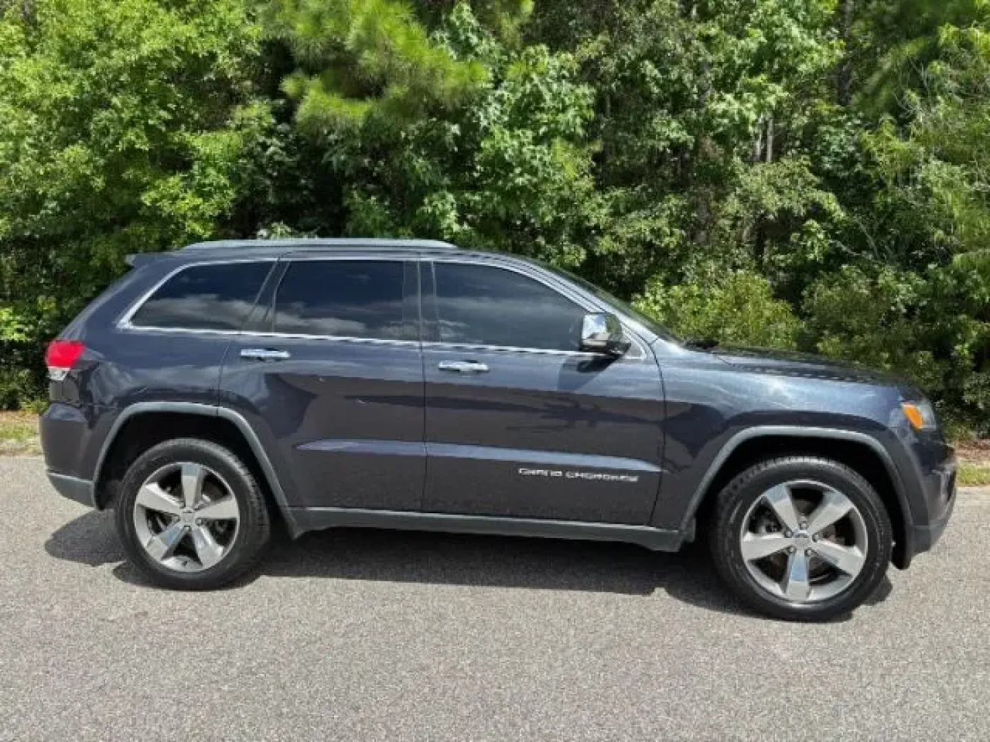2015 /Light Frost Beige/Black Jeep Grand Cherokee Limited 4WD (1C4RJFBG6FC) with an 3.6L V6 DOHC 24V engine, 8-Speed Automatic transmission, located at 2761 East Hwy 501, Conway, SC, 29526, (843) 331-1151, 33.781528, -78.989883 - **Adventure Awaits: Discover the 2015 Jeep Grand Cherokee Limited 4WD at Car City - Conway!**<br /> <br /> Are you ready to elevate your driving experience and embrace the adventures that life has to offer? Look no further than this stunning 2015 Jeep Grand Cherokee Limited 4WD, available now at Car - Photo#3