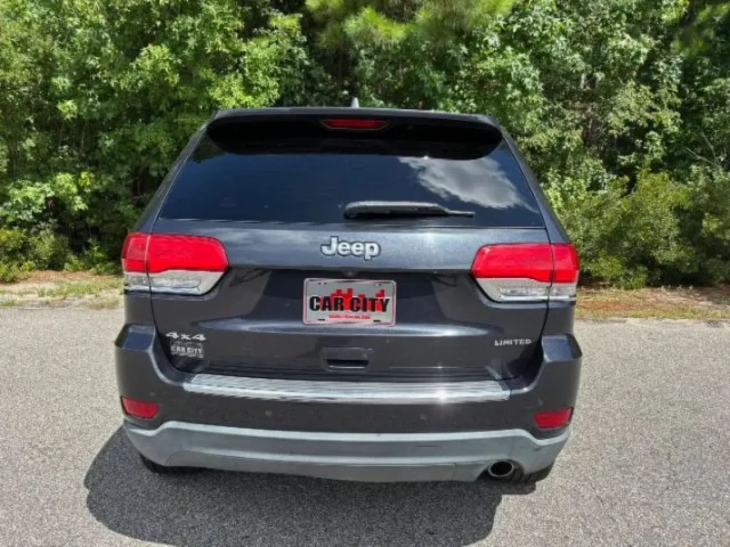 2015 /Light Frost Beige/Black Jeep Grand Cherokee Limited 4WD (1C4RJFBG6FC) with an 3.6L V6 DOHC 24V engine, 8-Speed Automatic transmission, located at 2761 East Hwy 501, Conway, SC, 29526, (843) 331-1151, 33.781528, -78.989883 - **Adventure Awaits: Discover the 2015 Jeep Grand Cherokee Limited 4WD at Car City - Conway!**<br /> <br /> Are you ready to elevate your driving experience and embrace the adventures that life has to offer? Look no further than this stunning 2015 Jeep Grand Cherokee Limited 4WD, available now at Car - Photo#5