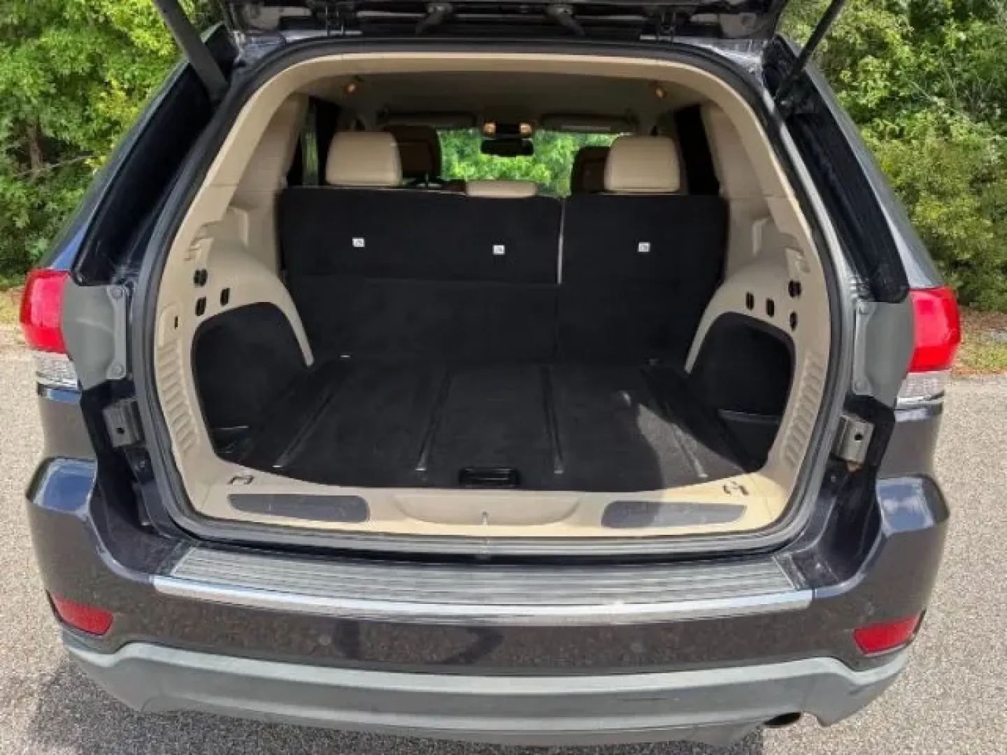 2015 /Light Frost Beige/Black Jeep Grand Cherokee Limited 4WD (1C4RJFBG6FC) with an 3.6L V6 DOHC 24V engine, 8-Speed Automatic transmission, located at 2761 East Hwy 501, Conway, SC, 29526, (843) 331-1151, 33.781528, -78.989883 - **Adventure Awaits: Discover the 2015 Jeep Grand Cherokee Limited 4WD at Car City - Conway!**<br /> <br /> Are you ready to elevate your driving experience and embrace the adventures that life has to offer? Look no further than this stunning 2015 Jeep Grand Cherokee Limited 4WD, available now at Car - Photo#11