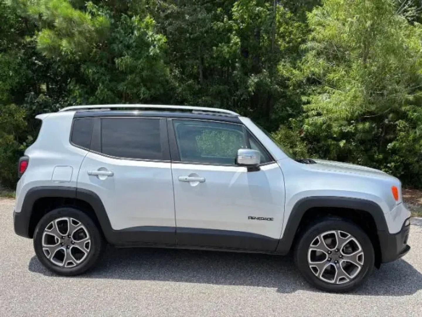 2018 /BLACK LEATHER Jeep Renegade Limited 4x4 (ZACCJBDB7JP) with an Other engine, located at 2761 East Hwy 501, Conway, SC, 29526, (843) 331-1151, 33.781528, -78.989883 - Experience the thrill of adventure and the comfort of home in this stunning 2018 Jeep Renegade Limited 4x4, now available at Car City - Conway! Whether you're a parent looking for a reliable family vehicle, a young professional commuting to work, or an outdoor enthusiast ready for your next weekend - Photo#3