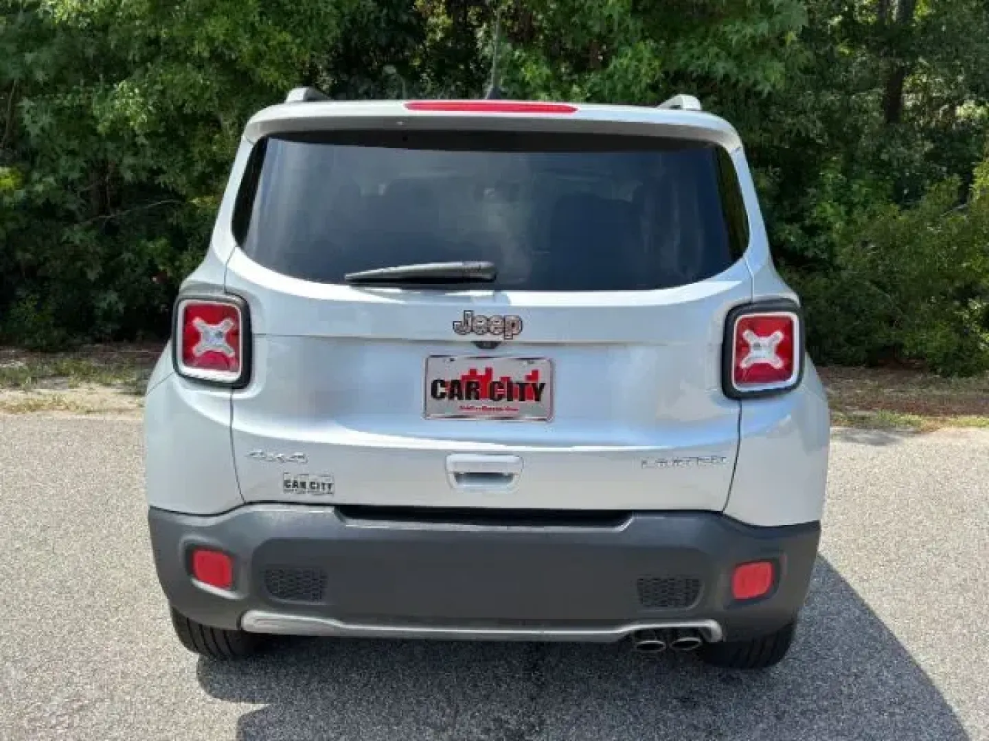 2018 /BLACK LEATHER Jeep Renegade Limited 4x4 (ZACCJBDB7JP) with an Other engine, located at 2761 East Hwy 501, Conway, SC, 29526, (843) 331-1151, 33.781528, -78.989883 - Experience the thrill of adventure and the comfort of home in this stunning 2018 Jeep Renegade Limited 4x4, now available at Car City - Conway! Whether you're a parent looking for a reliable family vehicle, a young professional commuting to work, or an outdoor enthusiast ready for your next weekend - Photo#5