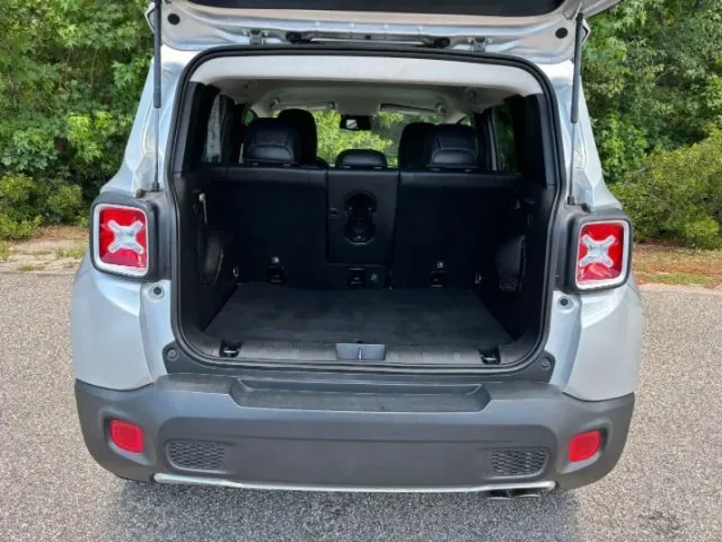 2018 /BLACK LEATHER Jeep Renegade Limited 4x4 (ZACCJBDB7JP) with an Other engine, located at 2761 East Hwy 501, Conway, SC, 29526, (843) 331-1151, 33.781528, -78.989883 - Experience the thrill of adventure and the comfort of home in this stunning 2018 Jeep Renegade Limited 4x4, now available at Car City - Conway! Whether you're a parent looking for a reliable family vehicle, a young professional commuting to work, or an outdoor enthusiast ready for your next weekend - Photo#12