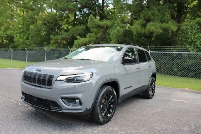 photo of 2023 Jeep Cherokee Altitude Lux 4x4