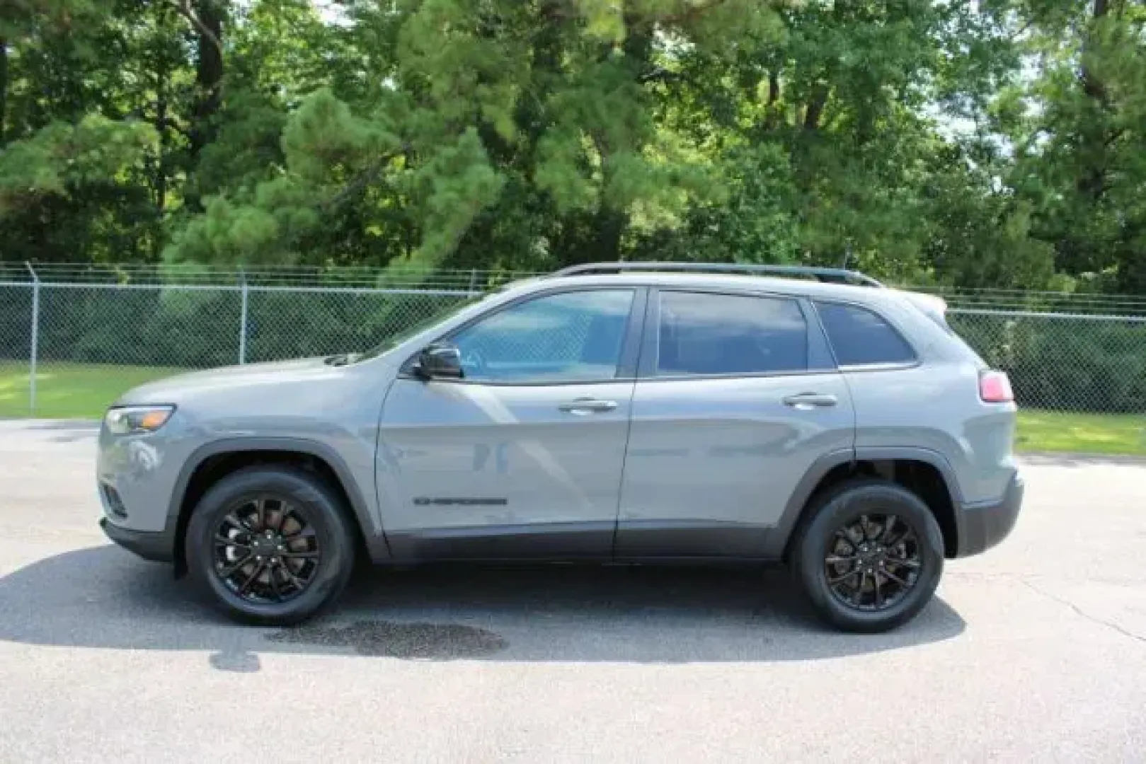 2023 Jeep Cherokee Altitude Lux 4x4 (1C4PJMMB1PD) with an MultiAir2 Tigershark 2.4L I-4 variable valve contr engine, located at 3598 James B White Hwy South, Whiteville, NC, 28472, (910) 642-3196, 34.294846, -78.732613 - **Adventure Awaits with the 2023 Jeep Cherokee Altitude Lux 4x4 at Car City - Whitesville!**<br /> <br /> Are you ready to elevate your driving experience and embark on memorable adventures? Look no further than this stunning 2023 Jeep Cherokee Altitude Lux 4x4, a prime example of a quality used veh - Photo#4