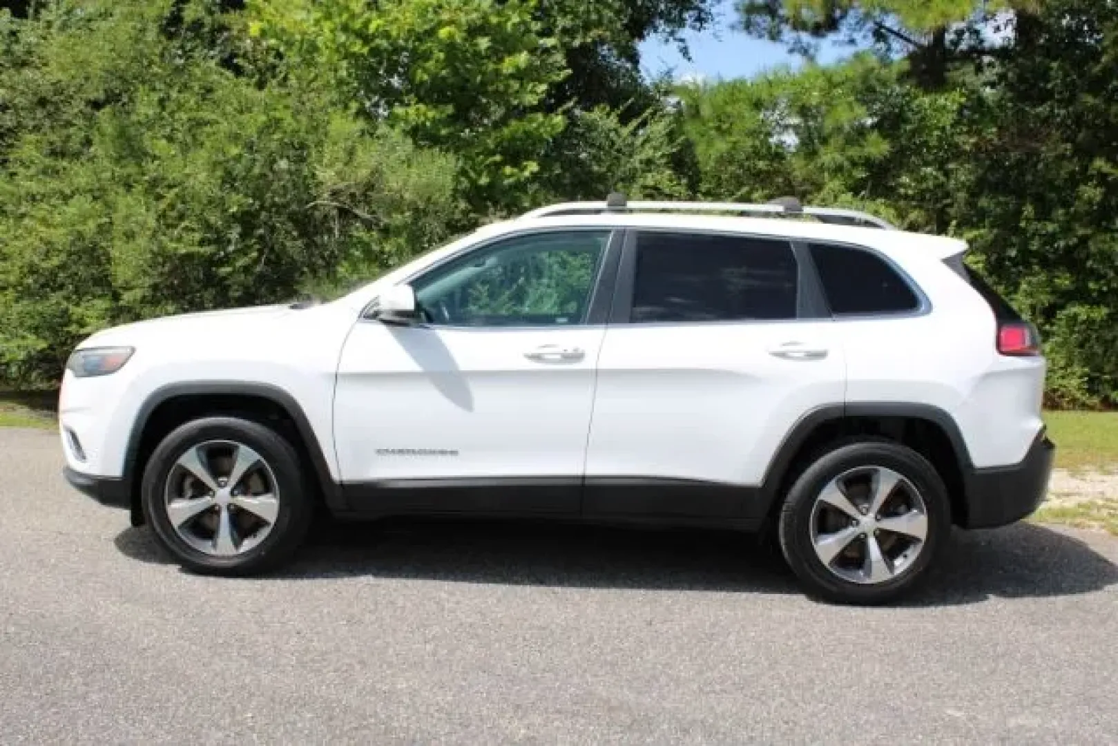 2019 Jeep Cherokee Limited 4x4 (1C4PJMDX6KD) with an Other engine, located at 3598 James B White Hwy South, Whiteville, NC, 28472, (910) 642-3196, 34.294846, -78.732613 - **Unleash Adventure with the 2019 Jeep Cherokee Limited 4x4 at Car City - Whitesville!**<br /> <br /> Are you ready to elevate your weekend adventures and daily commutes? The 2019 Jeep Cherokee Limited 4x4, now available at Car City - Whitesville, is your ticket to a lifestyle filled with exploratio - Photo#4