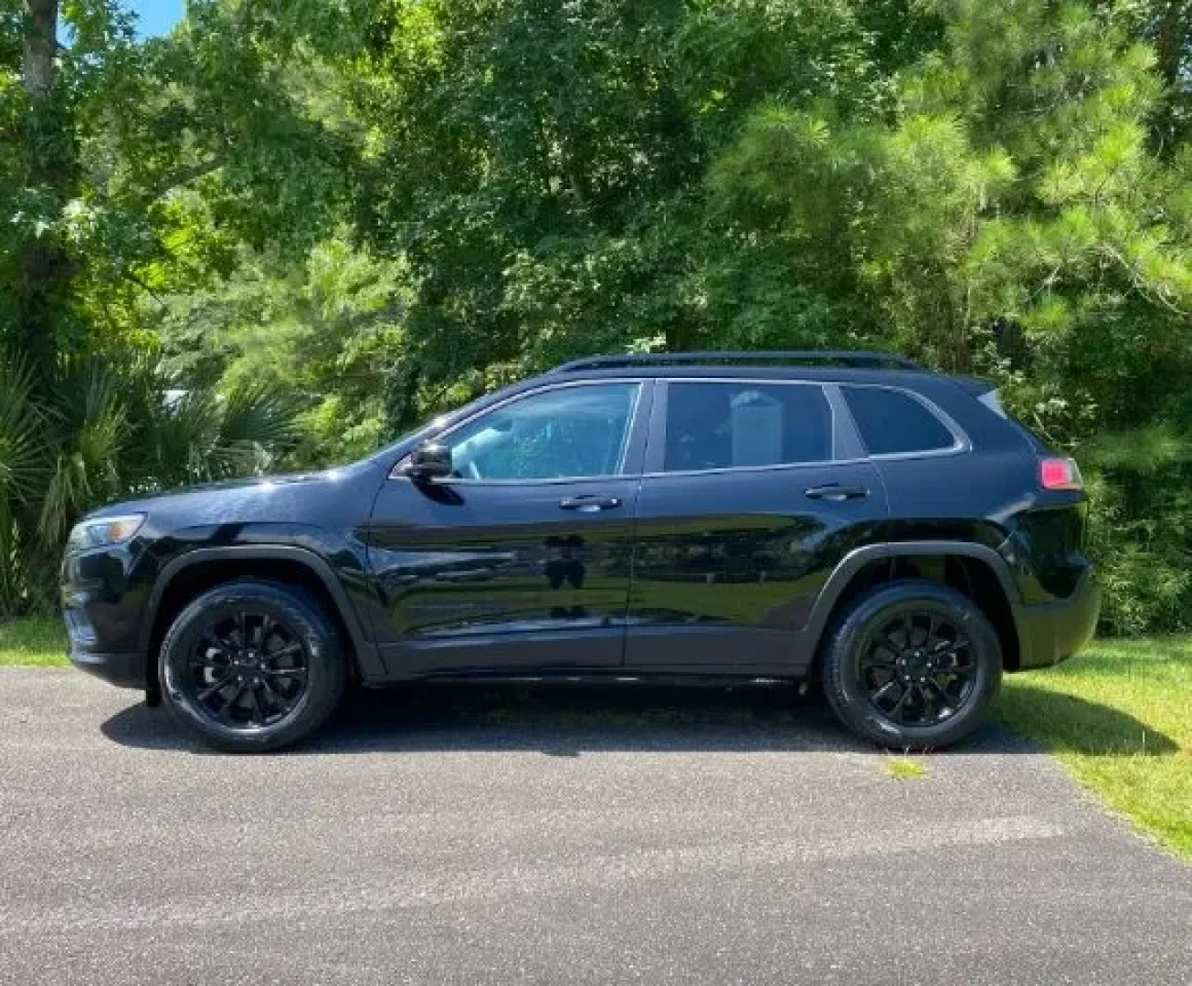 2023 /Black Jeep Cherokee Altitude Lux 4x4 (1C4PJMMB6PD) with an MultiAir2 Tigershark 2.4L I-4 variable valve contr engine, located at 9146 Ocean Hwy West, Calabash, NC, 28467, (910) 579-1110, 33.928635, -78.576157 - **Embrace Adventure with the 2023 Jeep Cherokee Altitude Lux 4x4 Perfect for Every Lifestyle!**<br /> <br /> If you're seeking a vehicle that seamlessly blends comfort, technology, and rugged capability, look no further than the 2023 Jeep Cherokee Altitude Lux 4x4. Ideal for weekend adventures, dai - Photo#1
