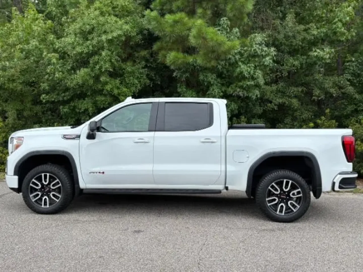 2022 /Jet Black w/Kalahari Accents GMC Sierra 1500 Limited 4WD Crew Cab Short Box AT4 (3GTP9EEL5NG) with an Other engine, located at 2761 East Hwy 501, Conway, SC, 29526, (843) 331-1151, 33.781528, -78.989883 - **Discover Adventure with the 2022 GMC Sierra 1500 Limited AT4 Your Perfect All-Season Pickup**<br /> <br /> Are you ready to elevate your driving experience? Whether you're hauling gear for weekend adventures, navigating daily commutes, or accommodating your growing family, the 2022 GMC Sierra 150 - Photo#2