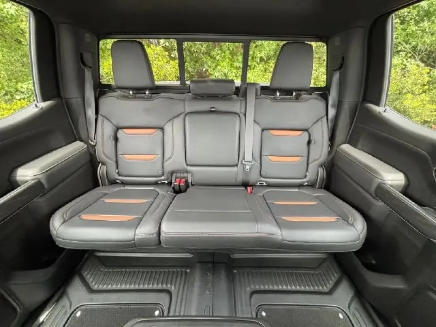2022 /Jet Black w/Kalahari Accents GMC Sierra 1500 Limited 4WD Crew Cab Short Box AT4 (3GTP9EEL5NG) with an Other engine, located at 2761 East Hwy 501, Conway, SC, 29526, (843) 331-1151, 33.781528, -78.989883 - **Discover Adventure with the 2022 GMC Sierra 1500 Limited AT4 Your Perfect All-Season Pickup**<br /> <br /> Are you ready to elevate your driving experience? Whether you're hauling gear for weekend adventures, navigating daily commutes, or accommodating your growing family, the 2022 GMC Sierra 150 - Photo#12