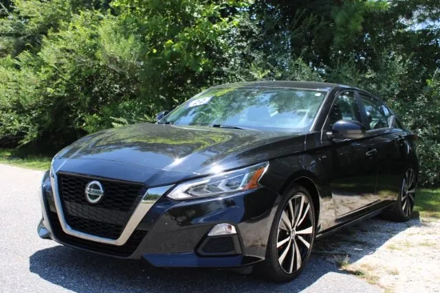 photo of 2022 Nissan Altima SR FWD