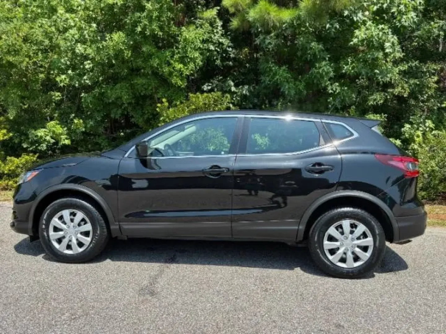 2020 /Charcoal, cloth Nissan Rogue S AWD (JN1BJ1CW0LW) with an 2.0L L4 DOHC 16V engine, Continuously Variable Transmission transmission, located at 2761 East Hwy 501, Conway, SC, 29526, (843) 331-1151, 33.781528, -78.989883 - Explore new adventures with the 2020 Nissan Rogue S AWD, available now at Car City - Conway, your trusted pre-owned vehicle dealership located at 2761 East Hwy 501, Conway, SC 29526. Whether you're a growing family in need of extra space, or a daily commuter looking for reliability and comfort, this - Photo#2