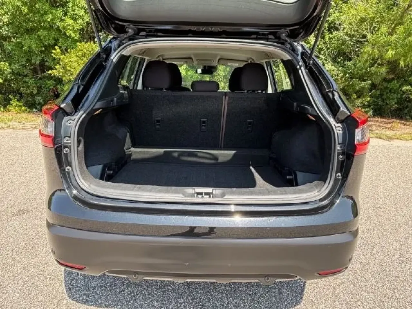 2020 /Charcoal, cloth Nissan Rogue S AWD (JN1BJ1CW0LW) with an 2.0L L4 DOHC 16V engine, Continuously Variable Transmission transmission, located at 2761 East Hwy 501, Conway, SC, 29526, (843) 331-1151, 33.781528, -78.989883 - Explore new adventures with the 2020 Nissan Rogue S AWD, available now at Car City - Conway, your trusted pre-owned vehicle dealership located at 2761 East Hwy 501, Conway, SC 29526. Whether you're a growing family in need of extra space, or a daily commuter looking for reliability and comfort, this - Photo#9
