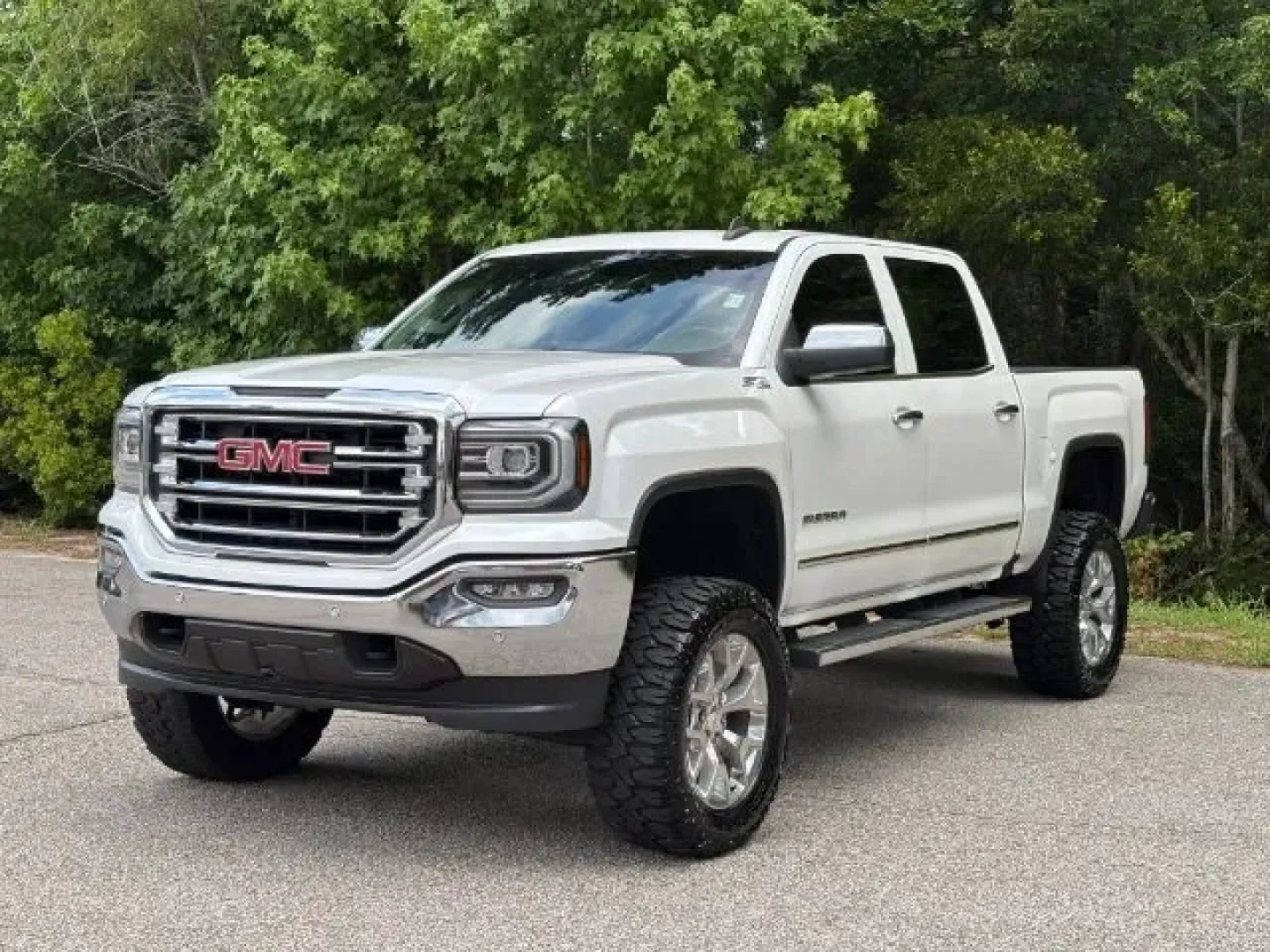 2018 /Cocoa/Dune GMC Sierra 1500 SLT (3GTU2NEC3JG) with an EcoTec3 6.2L V-8 gasoline direct injection engine, located at 2761 East Hwy 501, Conway, SC, 29526, (843) 331-1151, 33.781528, -78.989883 - Unleash your adventurous spirit with this 2018 GMC Sierra 1500 SLT, the perfect truck for weekend warriors and daily commuters alike. Whether you're hauling gear for a family camping trip or navigating the daily grind of work in Conway, SC, this pre-owned beauty is designed to elevate your lifestyle - Photo#0