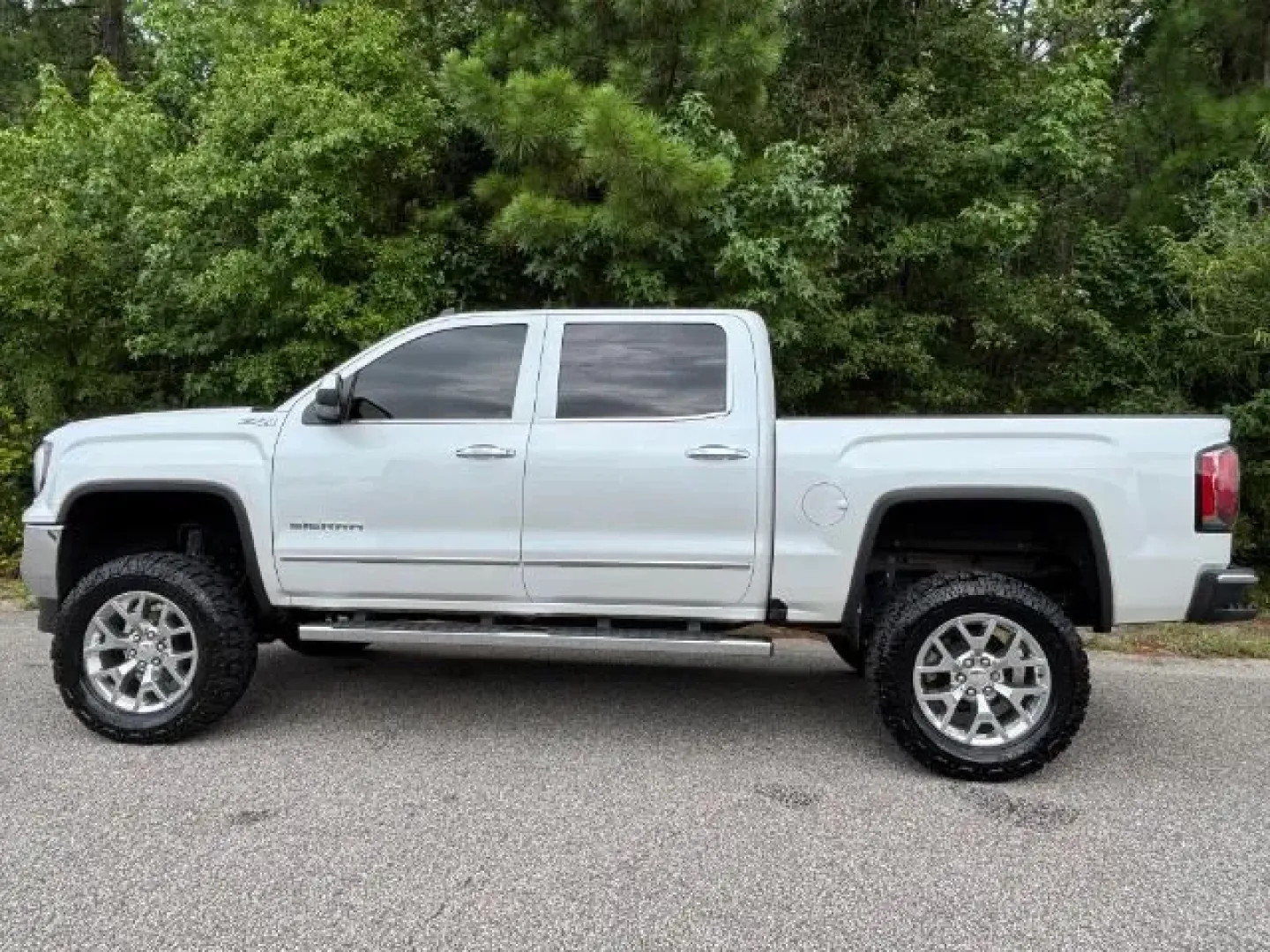 2018 /Cocoa/Dune GMC Sierra 1500 SLT (3GTU2NEC3JG) with an EcoTec3 6.2L V-8 gasoline direct injection engine, located at 2761 East Hwy 501, Conway, SC, 29526, (843) 331-1151, 33.781528, -78.989883 - Unleash your adventurous spirit with this 2018 GMC Sierra 1500 SLT, the perfect truck for weekend warriors and daily commuters alike. Whether you're hauling gear for a family camping trip or navigating the daily grind of work in Conway, SC, this pre-owned beauty is designed to elevate your lifestyle - Photo#3